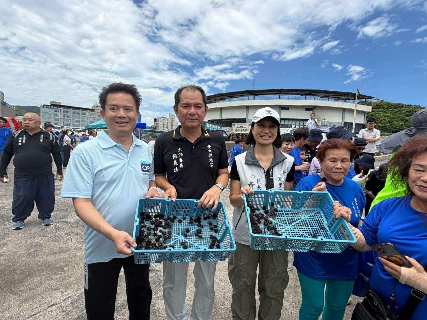 志工與居民展示海膽收成