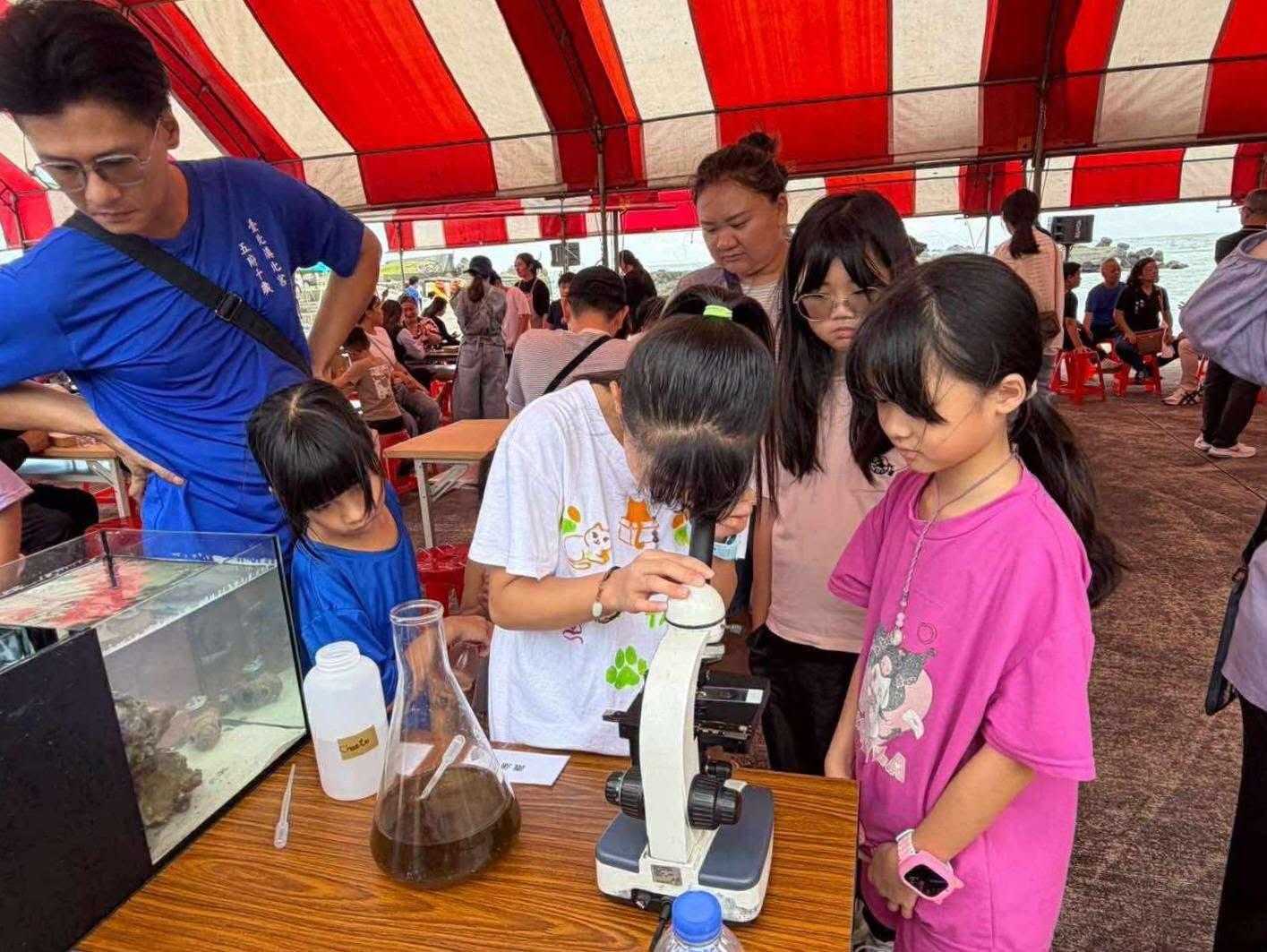 孩子用顯微鏡觀察海洋生態